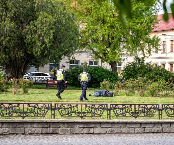 Uzhorod Ucraina Maggio 2020 Due Agenti Polizia Che Assistono Uomo — Foto Stock