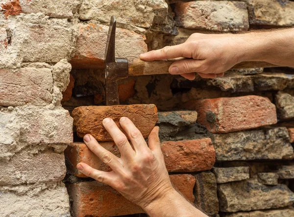 Homem Trabalhador Reconstruindo Velho Muro Pedra Casa Velha Reconstrução Reparação — Fotografia de Stock