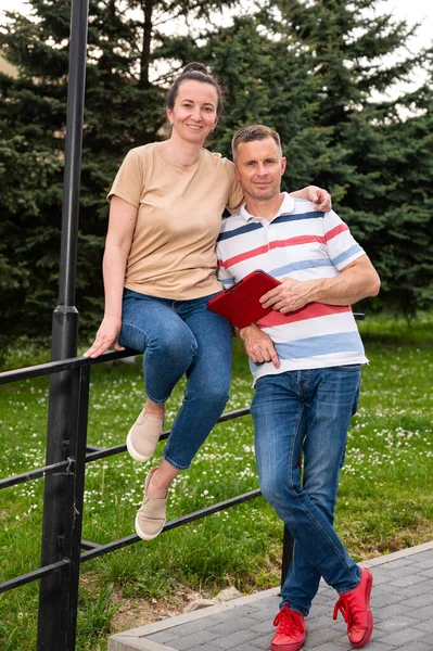 Happy Smiling Couple Using Digital Tablet Outdoors Park — Stock Photo, Image
