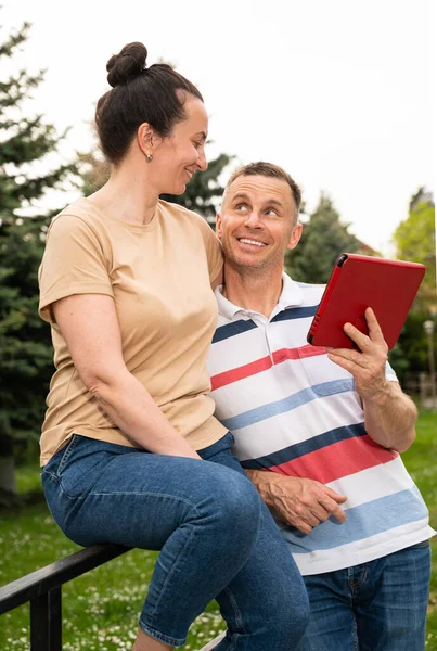 Feliz Casal Sorrindo Usando Tablet Digital Livre Parque — Fotografia de Stock