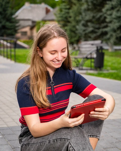 Happy Teen Dziewczyna Pomocą Tabletu Cyfrowego Zewnątrz Parku — Zdjęcie stockowe