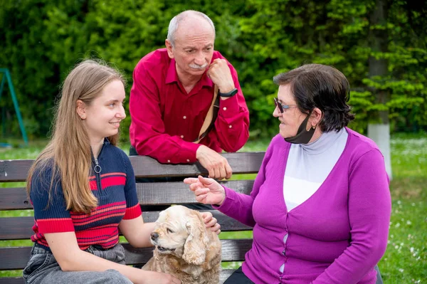 家族と世代の概念 笑顔祖父母とともにティーン孫娘で公園 — ストック写真