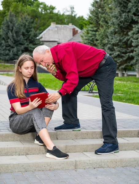 Aile Eğlence Teknoloji Konsepti Büyükbaba Torunu Parkta Dijital Tablet Kullanıyorlar — Stok fotoğraf