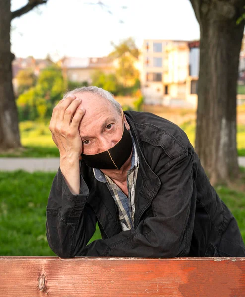 Senior Man Ansiktsmask Utomhus Parken — Stockfoto