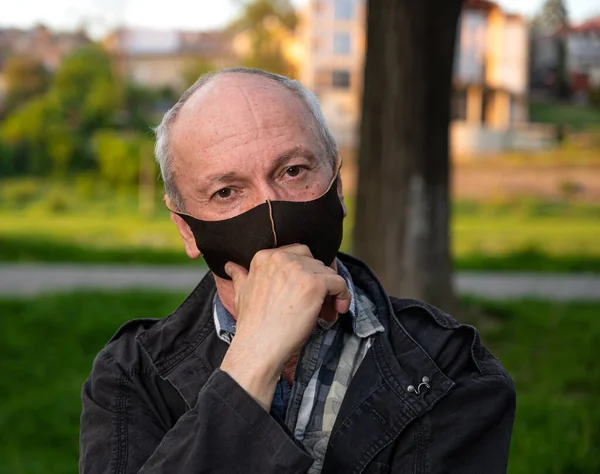 Parkta Maskeli Kıdemli Bir Adam Var — Stok fotoğraf