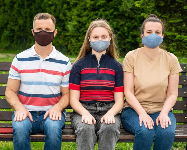 Sağlık Eğlence Konsepti Koruyucu Maskeli Bir Aile Parktaki Bankta Oturuyor — Stok fotoğraf