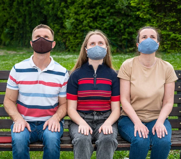 Gesundheits Und Freizeitkonzept Familie Mit Schutzmasken Sitzt Auf Einer Bank — Stockfoto