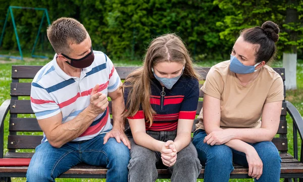 Adolescente Menina Seus Pais Máscaras Protetoras Rosto Briga Livre — Fotografia de Stock