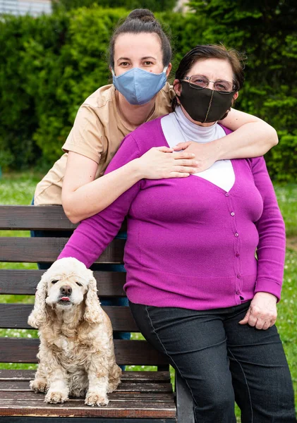 Mãe Sênior Com Filha Máscaras Médicas Relaxando Parque — Fotografia de Stock