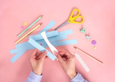 Tahlil kitapçılığı ana sınıfı. Diy. Sevgililer günü kartı ve kağıt kalpler yap. Kadınların hobisi. Malzemeler masada..