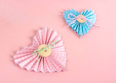 Tahlil kitapçılığı ana sınıfı. Diy. Sevgililer günü kartı ve kağıt kalpler yap. Kadınların hobisi. Malzemeler masada..