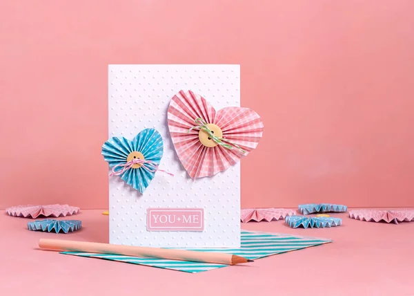 Valentijnsdag scrapbooking kaart met papieren hartjes op de roze achtergrond. Vrouwenhobby. Kado Idee voor een geliefde. — Stockfoto