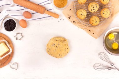 Kurabiye yapma süreci, adım adım. Mutfak malzemeleri ve malzemeler. Yumurta, un, şeker, çikolata, tereyağı, fırın. Düz yatıyordu