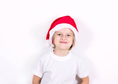 Kırmızı şapkalı mutlu çocuk. Noel konsepti.