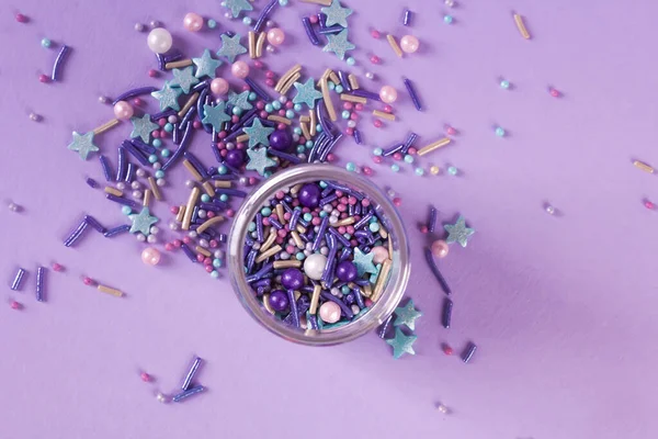 Polvilhe Granulado Doce Confete Fundo Roxo Para Projetos Férias Festa — Fotografia de Stock