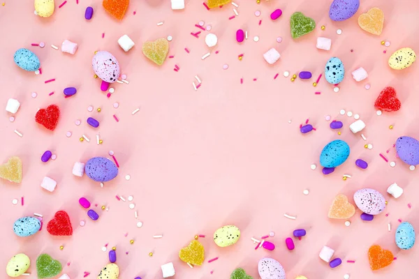 Top vista tiro de arranjo decoração Feliz feriado de Páscoa conceito de fundo. Flat colocar ovos de coelho coloridos na bela mesa rosa. Espaço de cópia. — Fotografia de Stock