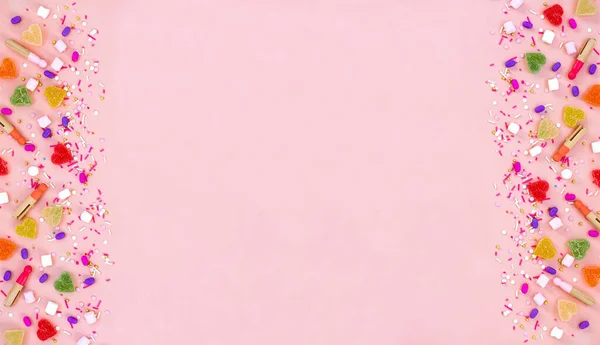 Вид сверху украшения разнообразные конфеты желе и конфеты с праздничным фоном концепции. На красивом розовом столе лежала разноцветная свеча. Копирование пространства. — стоковое фото