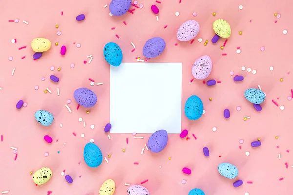 Top vista tiro de arranjo decoração Feliz feriado de Páscoa conceito de fundo. Flat colocar ovos de coelho coloridos na bela mesa rosa. Notas brancas. Espaço de cópia. — Fotografia de Stock