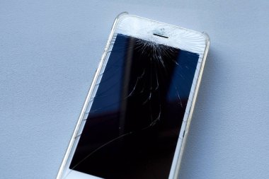 Kırık cam ekran akıllı telefon. Servis merkezi koruma kalkanı kullanırken akıllı telefonu gösteriyor. Telefon tasarrufu kavramı. Rusya, Rostov-on-Don 01.13.2020