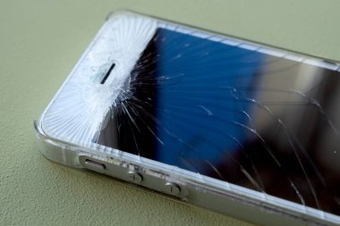 Kırık cam ekran akıllı telefon. Servis merkezi koruma kalkanı kullanırken akıllı telefonu gösteriyor. Telefon tasarrufu kavramı. Rusya, Rostov-on-Don 01.13.2020