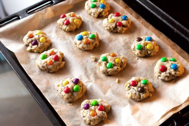 Evde birlikte yemek pişirmek. Kal ve güvende ol. İzolasyon. Renkli haplarla ev yapımı kurabiye yap.