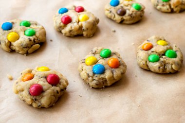 Evde birlikte yemek pişirmek. Kal ve güvende ol. İzolasyon. Renkli haplarla ev yapımı kurabiye yap.