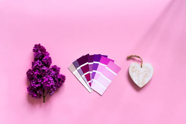 DIY minimalistisches Designkonzept. Trendy Farbmuster - rosa, lila, magenta, lila Blume und weißem Holz rustikales Herz auf rosa Hintergrund. Ansicht von oben — Stockfoto