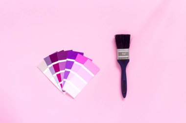 DIY minimalist tasarım konsepti. Renk örnekleri pembe, mor, morumsu ve pembe arka planda boya fırçası. Onarım, değişim, yaratıcılık, sanat malzemeleri. Pankart