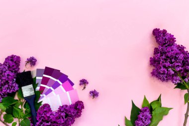 DIY minimalist tasarım konsepti. Modaya uygun renk örnekleri - pembe, leylak, mor, mor ve pembe arka planda boya fırçası. Onarım, değişim, yaratıcılık, sanat malzemeleri. Pankart. Boşluğu kopyala
