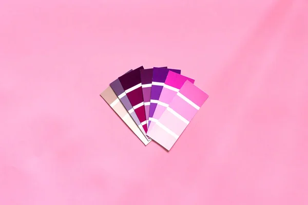 Koncept minimalistického designu DIY. Moderní barevné vzorky - růžová, šeříková, fialová, fialová na růžovém pozadí. Horní pohled — Stock fotografie
