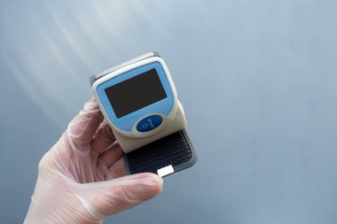 Eldivenli kadınların ellerinde tansiyon monitörü var. Sağlık sigortası doktor konsepti. Model.
