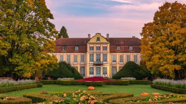 Rokoko tarzında Abbots Palace ve Oliwa Park 'ta sonbahar manzaralı Gdansk, Polonya.