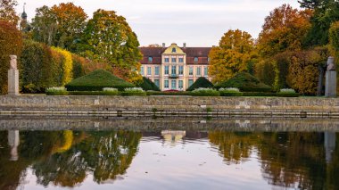 Rokoko tarzında Abbots Palace ve Oliwa Park 'ta sonbahar manzaralı Gdansk, Polonya.