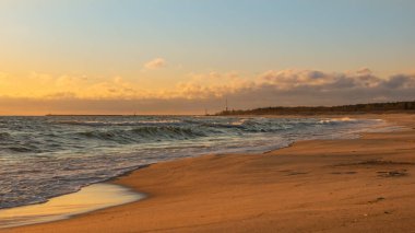 İnanılmaz sahil Gdansk, Stogi, Polonya Gün doğumunda.