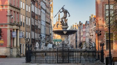 Polonya 'nın Gdansk kentindeki Long Market (Dlugi Targ) Meydanı' nda ünlü Neptün çeşmesi.