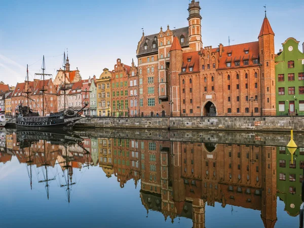 Widok Gdańsk Wschodzie Słońca Promenada Wzdłuż Brzegu Rzeki Motławy — Zdjęcie stockowe
