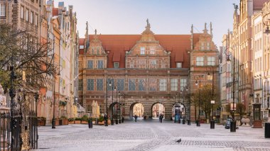Eski Gdansk kasabasındaki Yeşil Kapı. Yeşil kapı, Long Lane caddesinin girişi ve Gdansk 'taki Royal güzergahının başlangıcı.