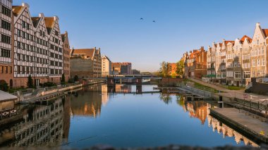 Gün doğumunda Gdansk şehrinin manzarası. Motlawa Nehri 'nin kıyısındaki gezinti güvertesinde..