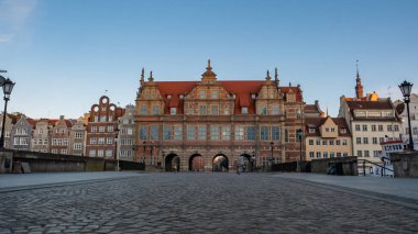 Eski Gdansk kasabasındaki Yeşil Kapı. Yeşil kapı, Long Lane caddesinin girişi ve Gdansk 'taki Royal güzergahının başlangıcı.