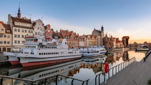 Widok Gdańsk Wschodzie Słońca Najstarszy Medialny Żuraw Portowy Zwany Zuraw — Zdjęcie stockowe