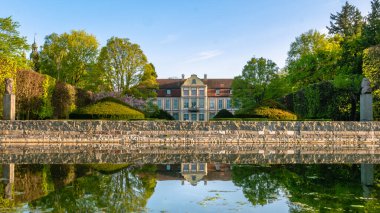 Rokoko tarzında Abbots Palace ve Oliwa Park 'ta bahar manzaralı bir yer..
