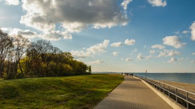 Gdansk 'ta bulutlu Westerplatte gezinti güvertesi.