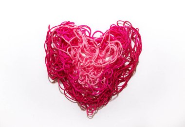 Beyaz arkaplandaki pembe kalp sevgililer gününde