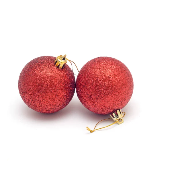 Twee rode kerstballen geïsoleerd op een witte achtergrond. — Stockfoto