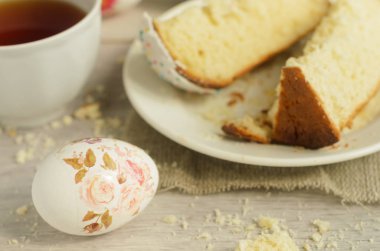 Paskalya tatili. Paskalya kahvaltısında boyanmış yumurta. Kırsal tarzda..