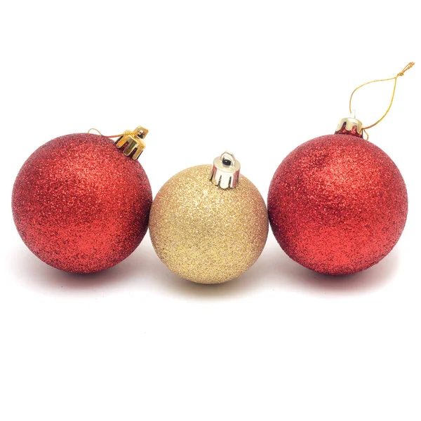 Lijn van twee rode en een gouden kerstballen geïsoleerd op witte achtergrond. — Stockfoto