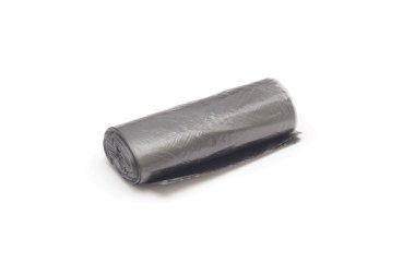 Beyaz arkaplanda izole edilmiş plastik çöp torbaları.