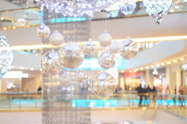 Leuchtend silberne Weihnachtskugeln in der Mall. — Stockfoto