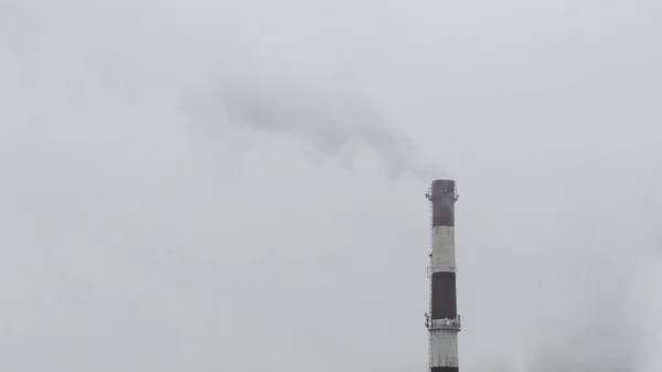 Atmosfer kirliliği. Fabrika borusundan geliyor... — Stok fotoğraf