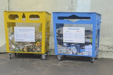 St. Petersburg, Rusya - 16 Mart 2020: Atık toplama. Bir kap plastik toplamak için, diğeri de atık kağıt için..